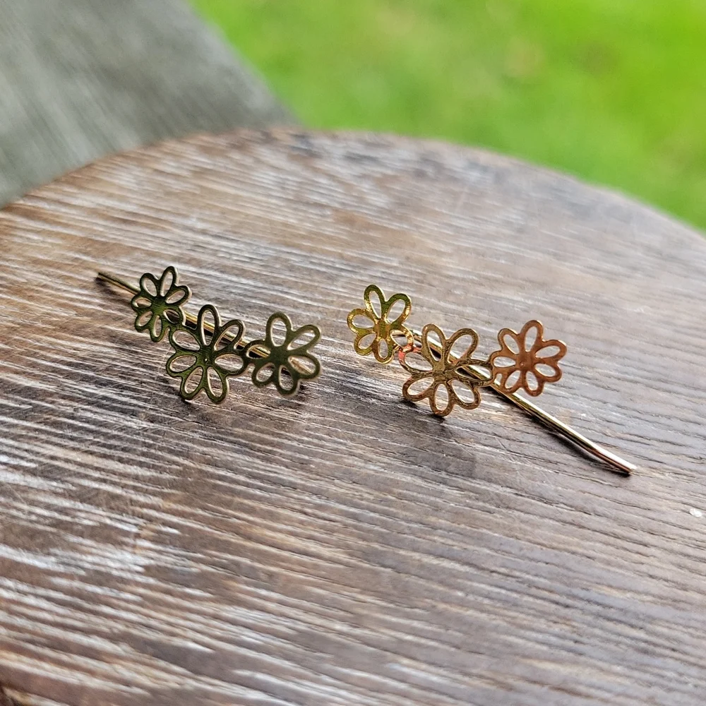 Hollow Cut Gold Daisy Loop Climbers - Picture 4 of 6